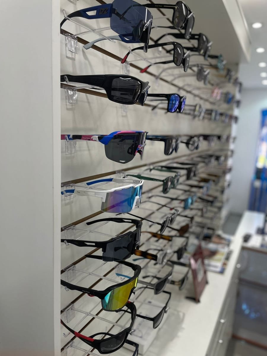Vitrine com diversos modelos de óculos