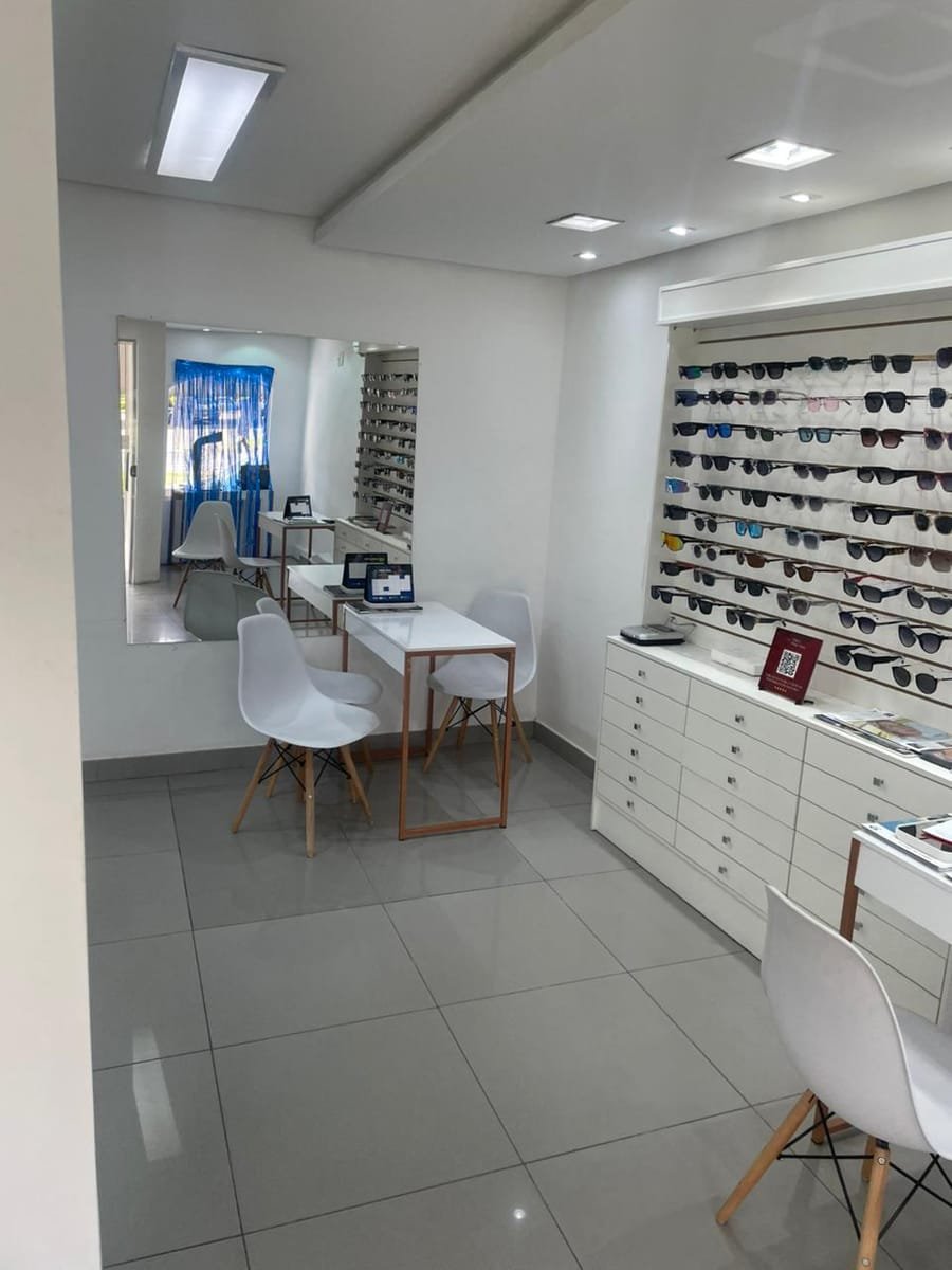 Ambiente interno da loja com espaço de atendimento