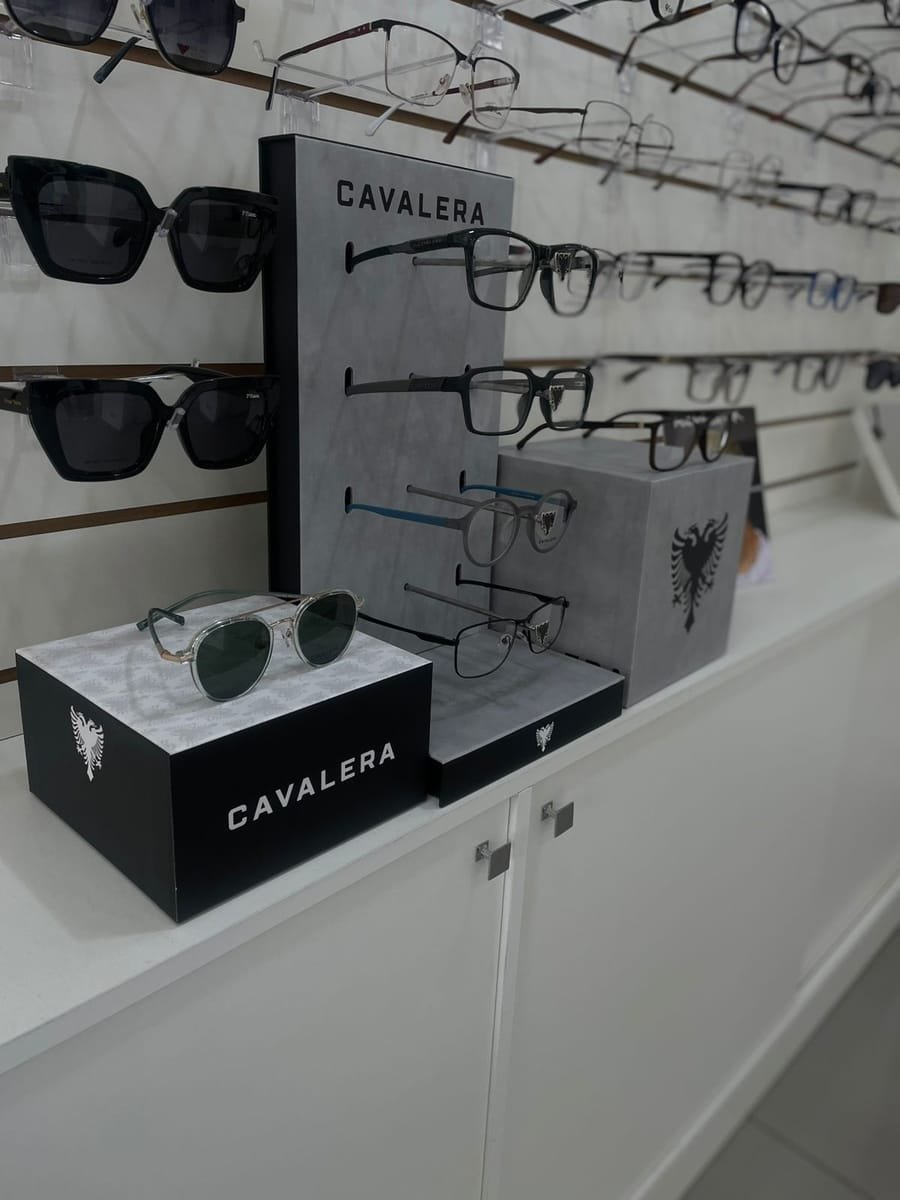 Display da marca Cavalera com armações e óculos de sol